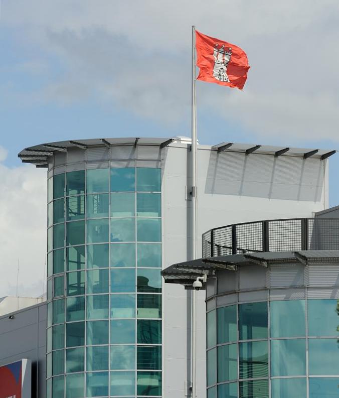 3391_4859 Moderne Architektur eines Bürogebäudes mit Hamburgflagge auf dem Dach. | Flaggen und Wappen in der Hansestadt Hamburg